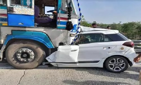 तेज रफ्तार ट्रक से टकराया कार, पति-पत्नी समेत दो बच्चों की मौत – PUKAAR NEWS