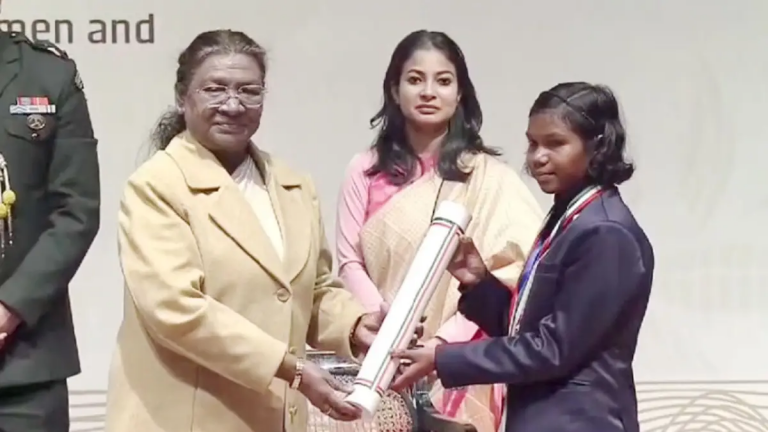 Hembati_Nag_of_Kondagaon_was_honored_by_the_President_1735199454